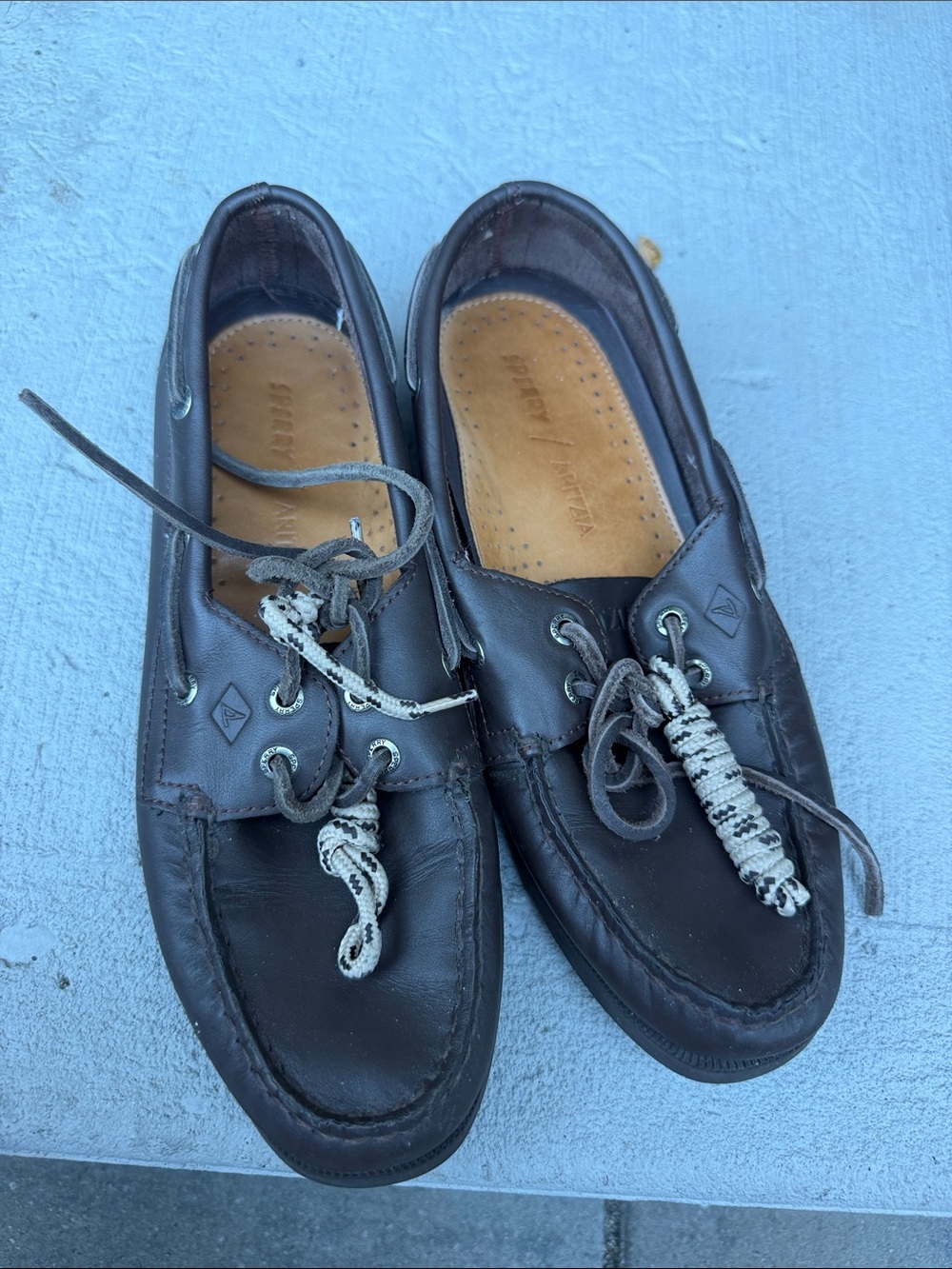 Sperry Men's Brown Leather Boat Shoes with Contrasting Laces